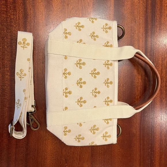 Chic Cream Crossbody Bag with Gold Accents - Picture 4 of 5